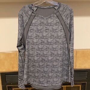 🟣🟣 Maidenform Women’s V-neck Workout Long Sleeve Tee (size L)